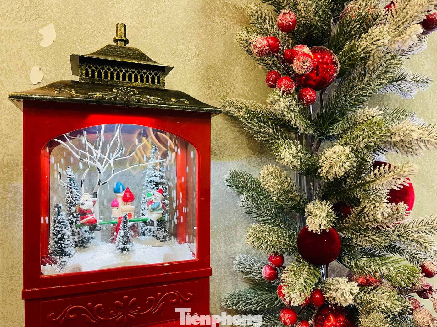 Được biết, dịp Giáng sinh năm nay nhiệt độ Hà Nội từ 14-21 độ C, trời nhiều mây, không mưa, trưa chiều hửng nắng - đây là điều kiện lý tưởng để du khách có thể yên tâm chơi Noel.