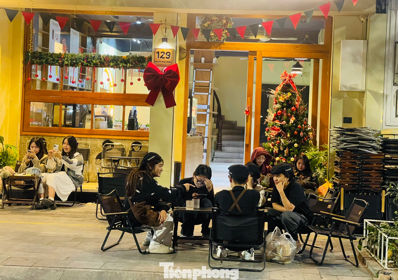 Nếu ngại di chuyển, du khách có thể lựa chọn các quán cà phê được trang hoàng theo chủ đề Giáng sinh ở các con phố như Nguyễn Đình Chiểu (đoạn đối diện công viên Thống Nhất), Nguyễn Chí Thanh, Nguyễn Khang…