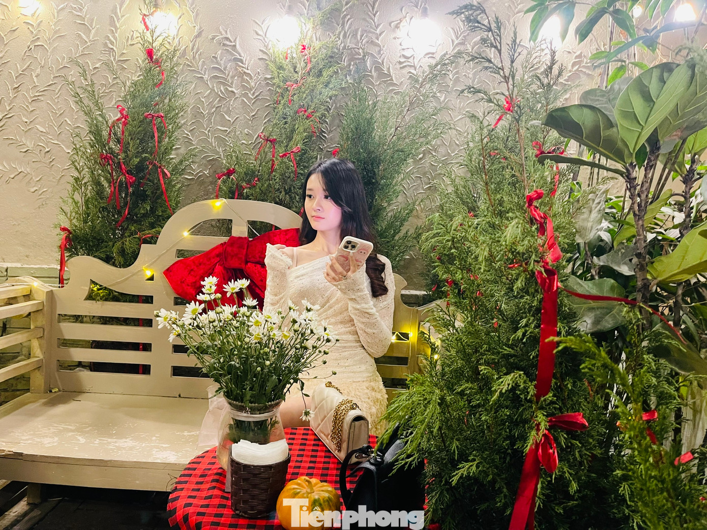 Chủ một quán cà phê trên đường Nguyễn Khang tiết lộ với PV Tiền Phong rằng, nhờ trang trí không gian quán theo chủ đề Noel mà lượng khách đến quán tăng gấp 5 lần ngày thường.