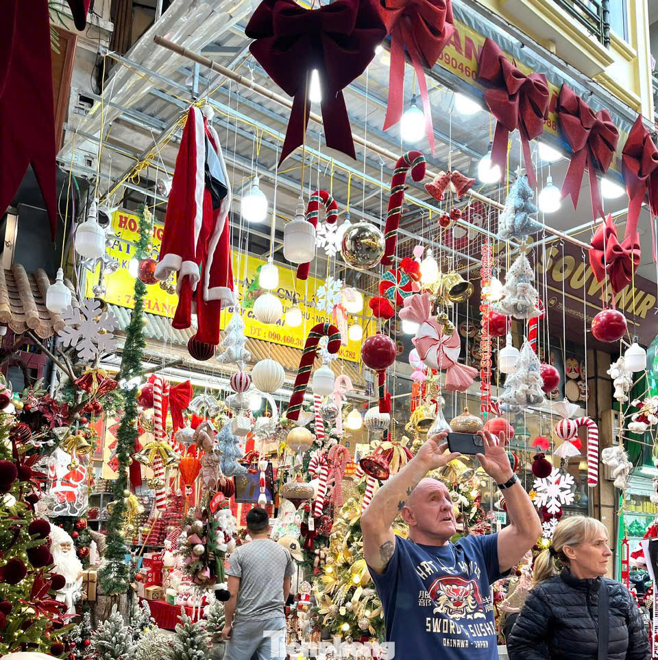 Chia sẻ với PV Tiền Phong, ông Martin (du khách đến từ Pháp) cho biết: “Chuyến du lịch Hà Nội lần này của gia đình tôi trùng với dịp Noel, để vơi bớt cảm giác nhớ nhà chúng tôi quyết định ra phố Hàng Mã để cảm nhận không khí ngày lễ. Nơi này lúc nào cũng lung linh và huyền ảo, khiến chúng tôi luôn lưu luyến không muốn rời đi”.
