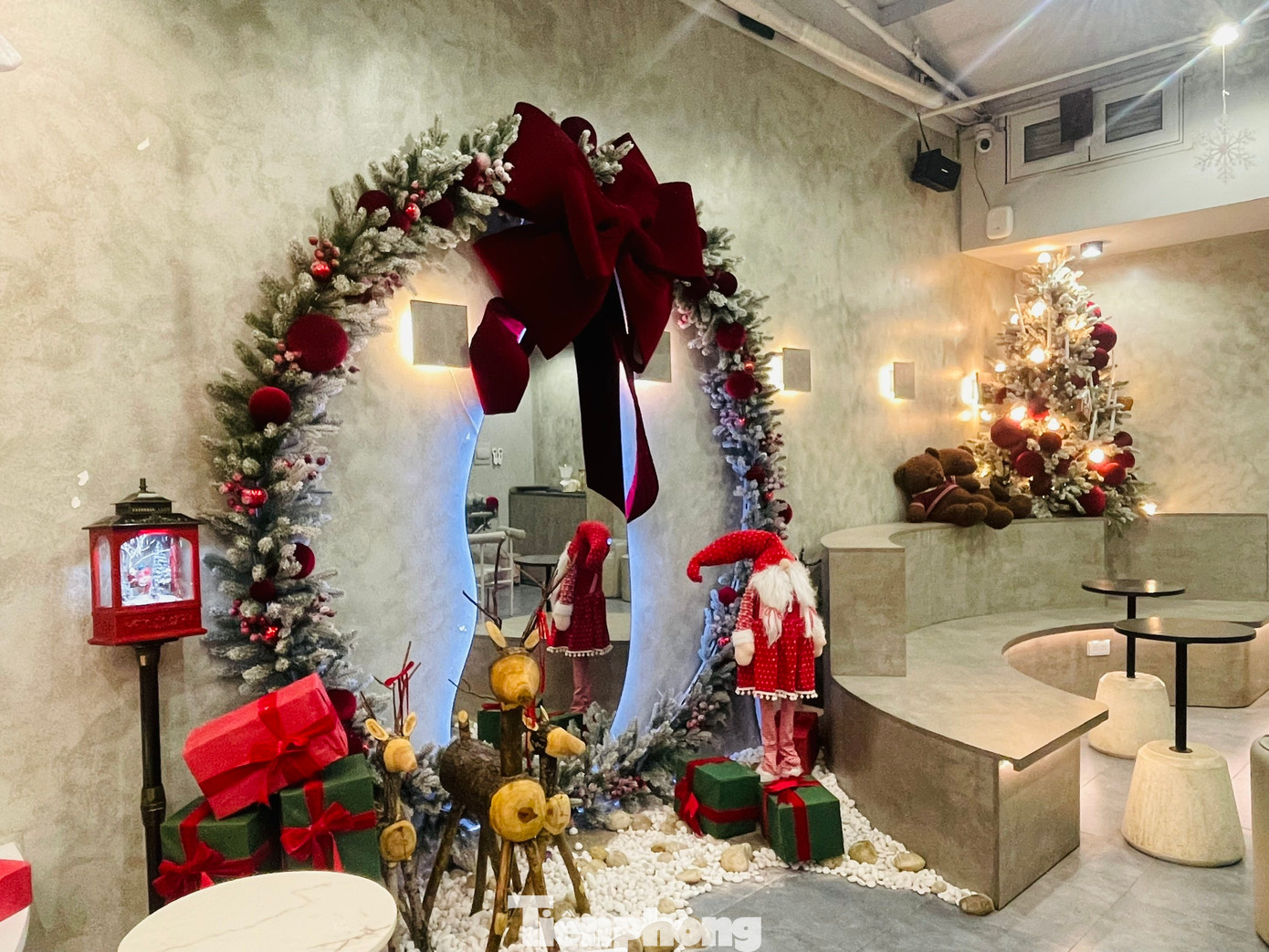 Được biết, dịp Giáng sinh năm nay nhiệt độ Hà Nội từ 14-21 độ C, trời nhiều mây, không mưa, trưa chiều hửng nắng - đây là điều kiện lý tưởng để du khách có thể yên tâm chơi Noel.