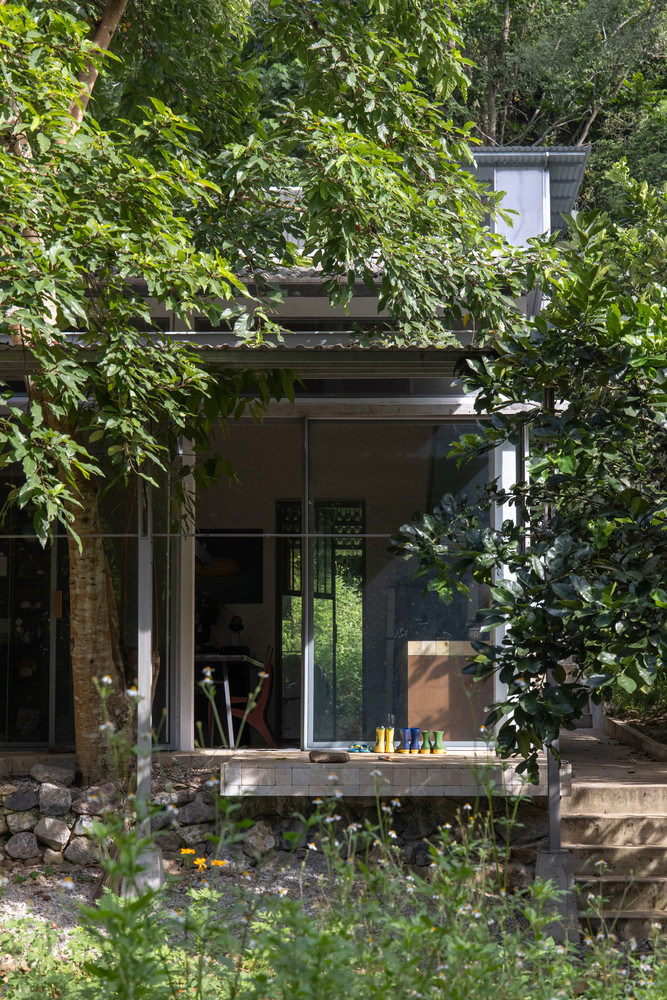 Các công trình phụ trợ bao gồm một tháp nước và một nhà khách bên cạnh gara. Những không gian này không chỉ đáp ứng các nhu cầu cơ bản mà còn cung cấp các chức năng bổ sung để sử dụng thường xuyên. Các công trình phụ trợ bao gồm một tháp nước và một nhà khách bên cạnh gara. Những không gian này không chỉ đáp ứng các nhu cầu cơ bản mà còn cung cấp các chức năng bổ sung để sử dụng thường xuyên.