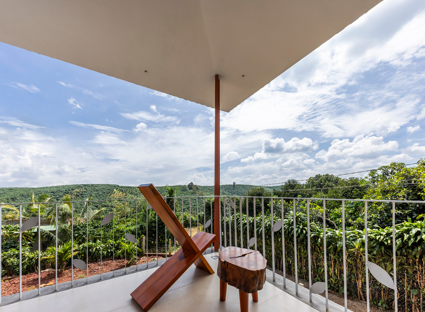 Nội thất của ngôi nhà được thiết kế theo chủ nghĩa tối giản, tận dụng tối đa ánh sáng tự nhiên và thông gió.