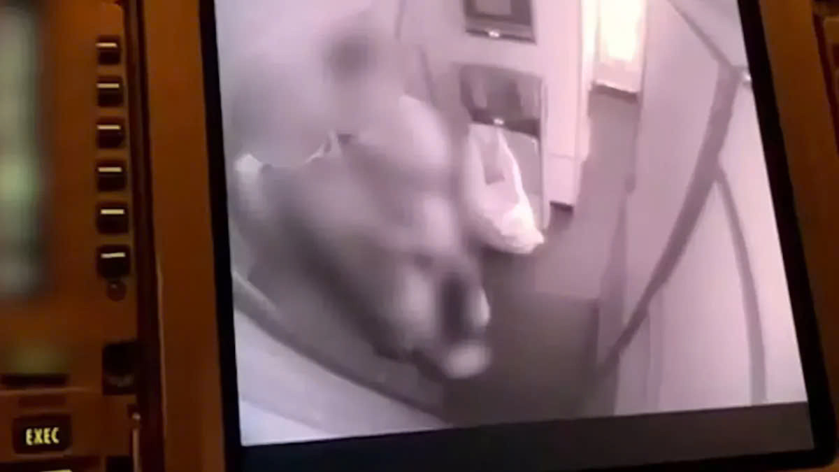 Đoạn clip quay lén đã xâm phạm quyền riêng tư của cặp hành khách sau khi họ lẻn vào bếp của chuyến máy bay để làm chuyện nhạy cảm. Ảnh: NX. Đoạn clip quay lén đã xâm phạm quyền riêng tư của cặp hành khách sau khi họ lẻn vào bếp của chuyến máy bay để làm chuyện nhạy cảm. Ảnh: NX.