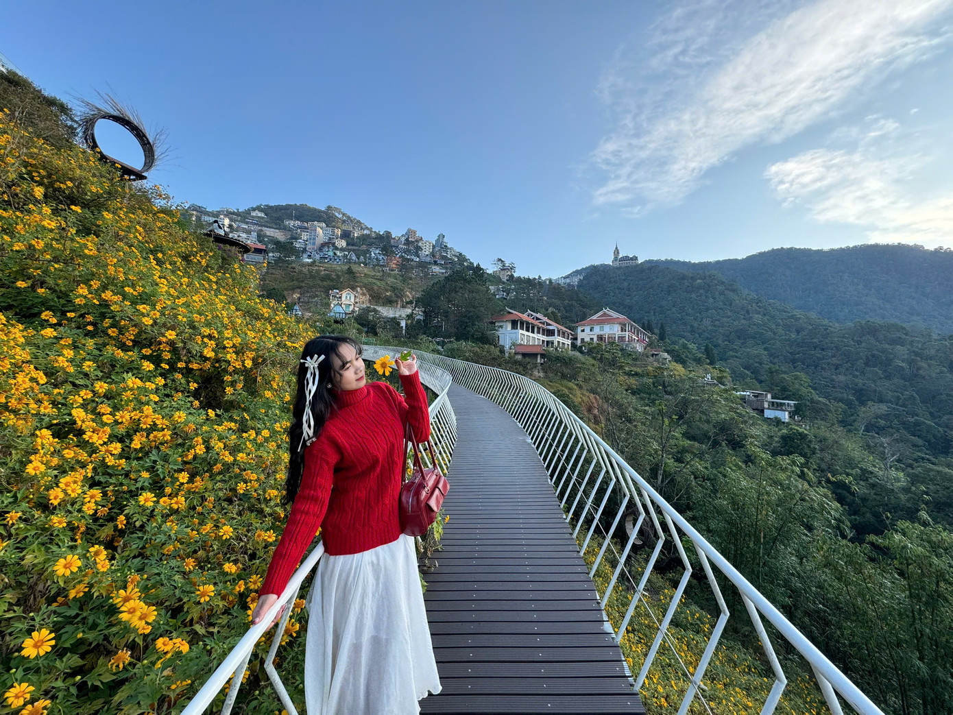 Đến Tam Đảo, du khách luôn được tận hưởng sự biến chuyển của 4 mùa trong một ngày. Riêng vào mùa đông, cảnh vật Tam Đảo trở nên rực rỡ hơn nhờ vào sắc vàng của hoa dã quỳ.