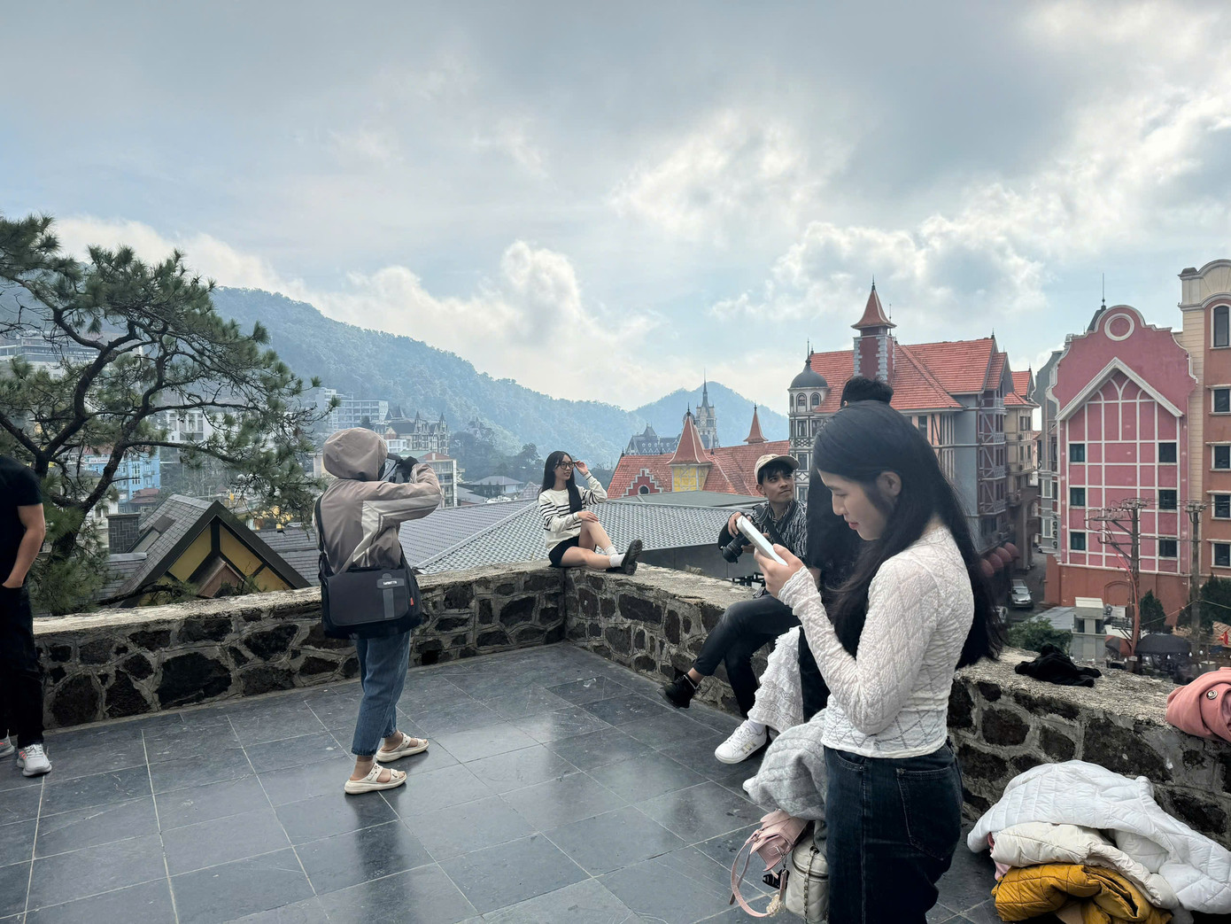 Giá phòng nghỉ ở Tam Đảo dao động từ vài trăm đến vài triệu đồng/đêm, tùy vào nhu cầu và chất lượng.