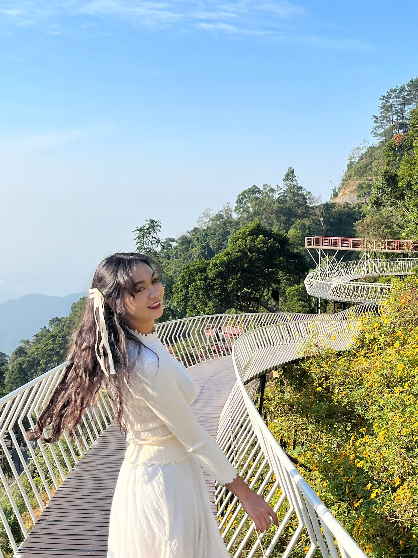 Ngoài ra, du khách còn có thể đến khu chụp ảnh Cầu Mây để có được những bức ảnh mãn nhãn với hoa dã quỳ trong mùa đông này. Giá vé vào cửa tại đây là 40.000 đồng/người.