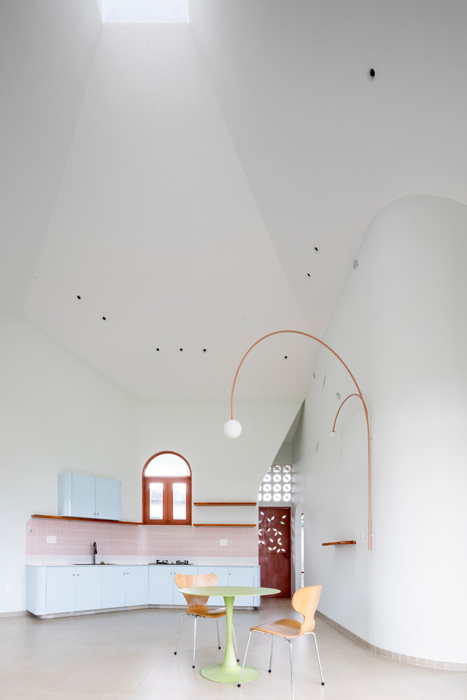 Trần nhà cong này không chỉ tạo ra hiệu ứng thị giác mềm mại mà còn mang lại cảm giác rộng mở.