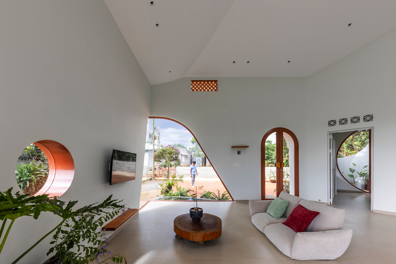 Nội thất của ngôi nhà được thiết kế theo chủ nghĩa tối giản, tận dụng tối đa ánh sáng tự nhiên và thông gió.