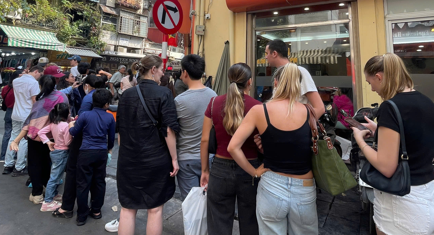 Dù mới đến Việt Nam vài ngày, nhưng du khách đã 3 lần đứng xếp hàng để chờ được thưởng thức món phở bò Hà Nội. Dù mới đến Việt Nam vài ngày, nhưng du khách đã 3 lần đứng xếp hàng để chờ được thưởng thức món phở bò Hà Nội.