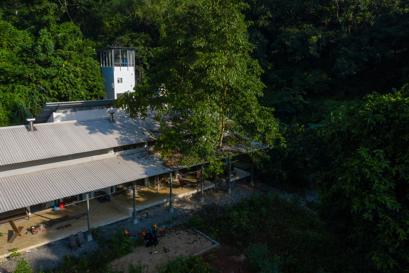 Công trình sử dụng các kết cấu nhẹ và vật liệu có nguồn gốc tại địa phương, phù hợp với điều kiện xây dựng và tay nghề thủ công tại địa phương. Đồng thời giảm thiểu tác động đến đất hiện có. Công trình sử dụng các kết cấu nhẹ và vật liệu có nguồn gốc tại địa phương, phù hợp với điều kiện xây dựng và tay nghề thủ công tại địa phương. Đồng thời giảm thiểu tác động đến đất hiện có.