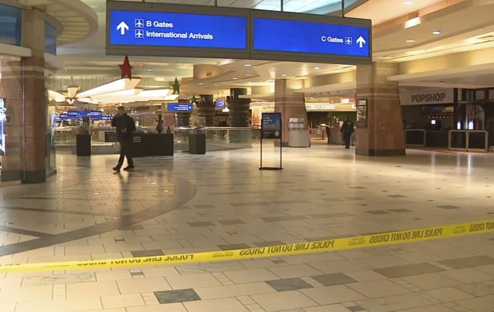 Cảnh sát đang điều tra vụ xả súng vào dịp Giáng sinh tại sân bay Sky Harbor ở Phoenix vào cuối ngày 25/12/2024. Ảnh: AP.