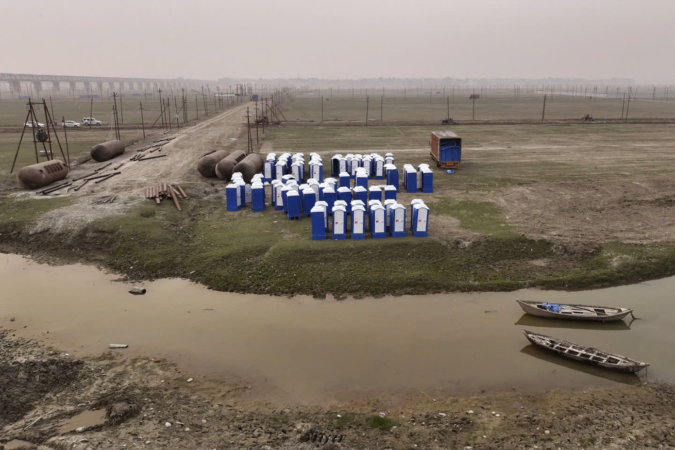 Nhà vệ sinh di động được đặt trên bờ sông Hằng trước khi lắp đặt, để chuẩn bị cho lễ hội Kumbh Mela. Ảnh: AP. Nhà vệ sinh di động được đặt trên bờ sông Hằng trước khi lắp đặt, để chuẩn bị cho lễ hội Kumbh Mela. Ảnh: AP.