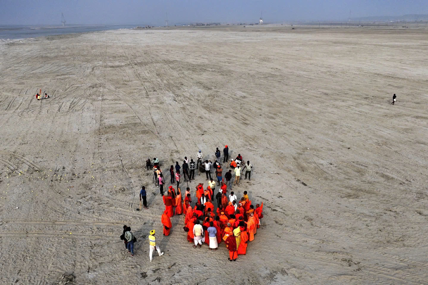 Công nhân xây dựng cầu phao bắc qua sông Hằng và khu vực dựng lều trại của lễ hội. Ảnh: AP. Công nhân xây dựng cầu phao bắc qua sông Hằng và khu vực dựng lều trại của lễ hội. Ảnh: AP.