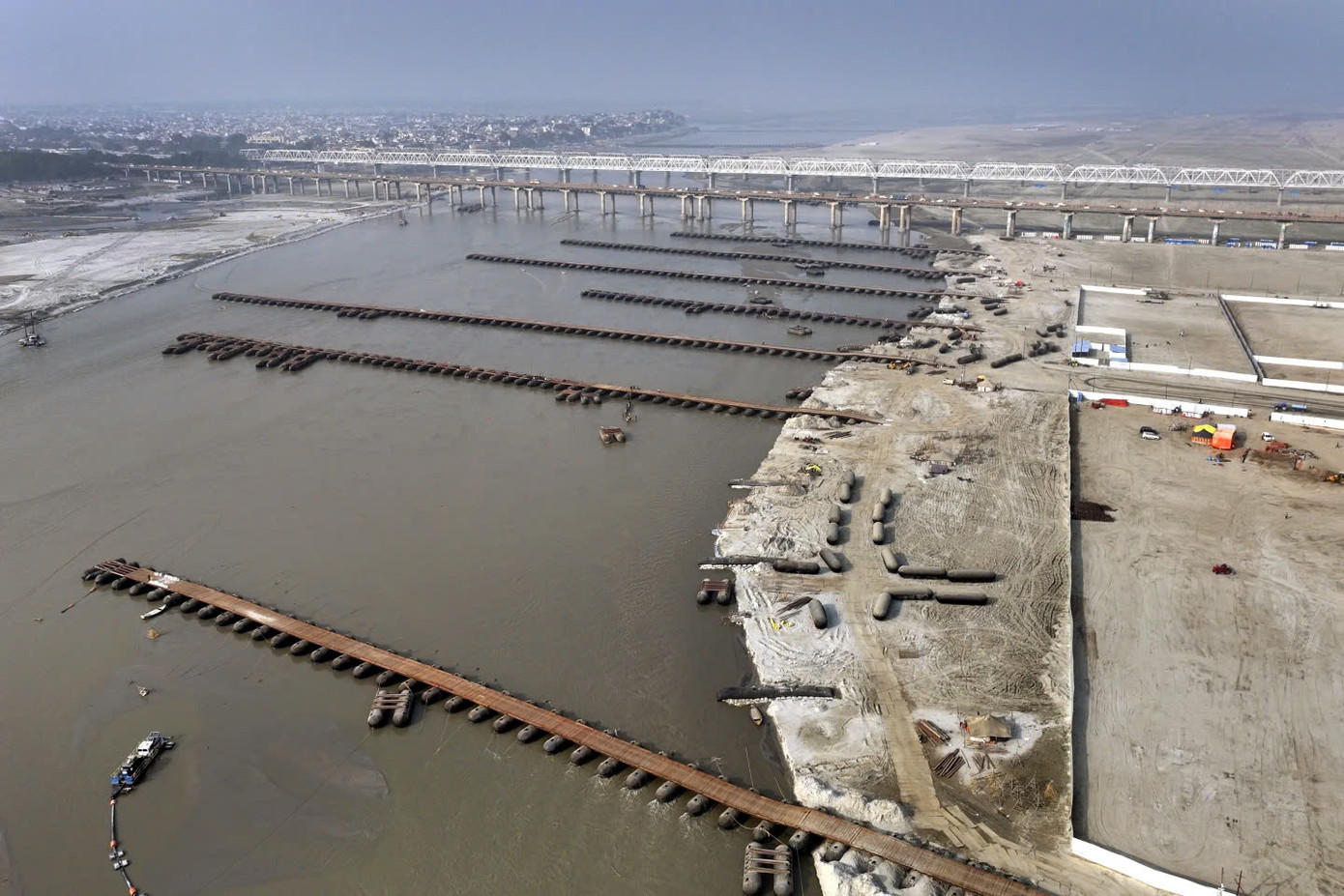 Công nhân xây dựng cầu phao bắc qua sông Hằng và khu vực dựng lều trại của lễ hội. Ảnh: AP. Công nhân xây dựng cầu phao bắc qua sông Hằng và khu vực dựng lều trại của lễ hội. Ảnh: AP.