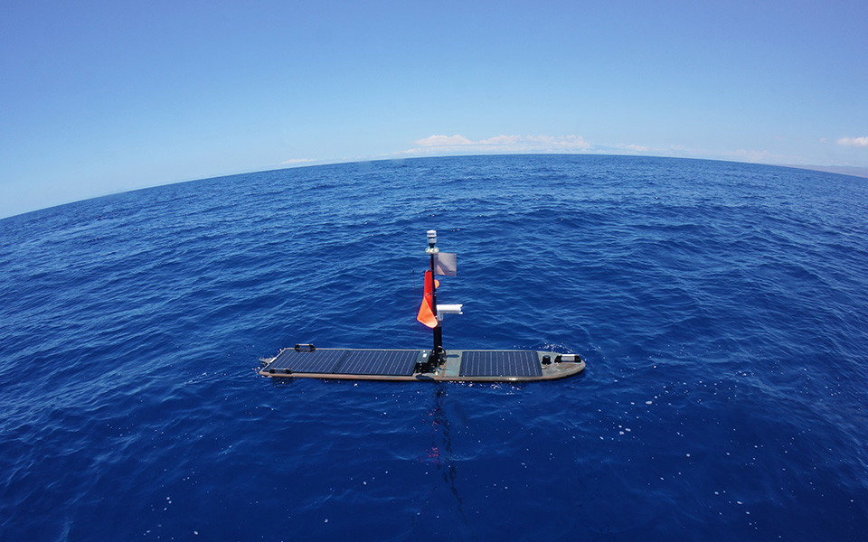 Wave Glider - rô-bốt hàng hải tự động được chứng minh hiệu quả nhất trên thế giới. Ảnh: Boeing.