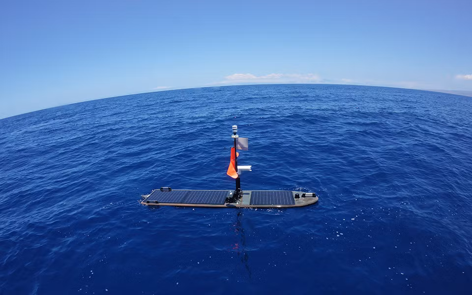 Wave Glider - rô-bốt hàng hải tự động được chứng minh hiệu quả nhất trên thế giới. Ảnh: Boeing.