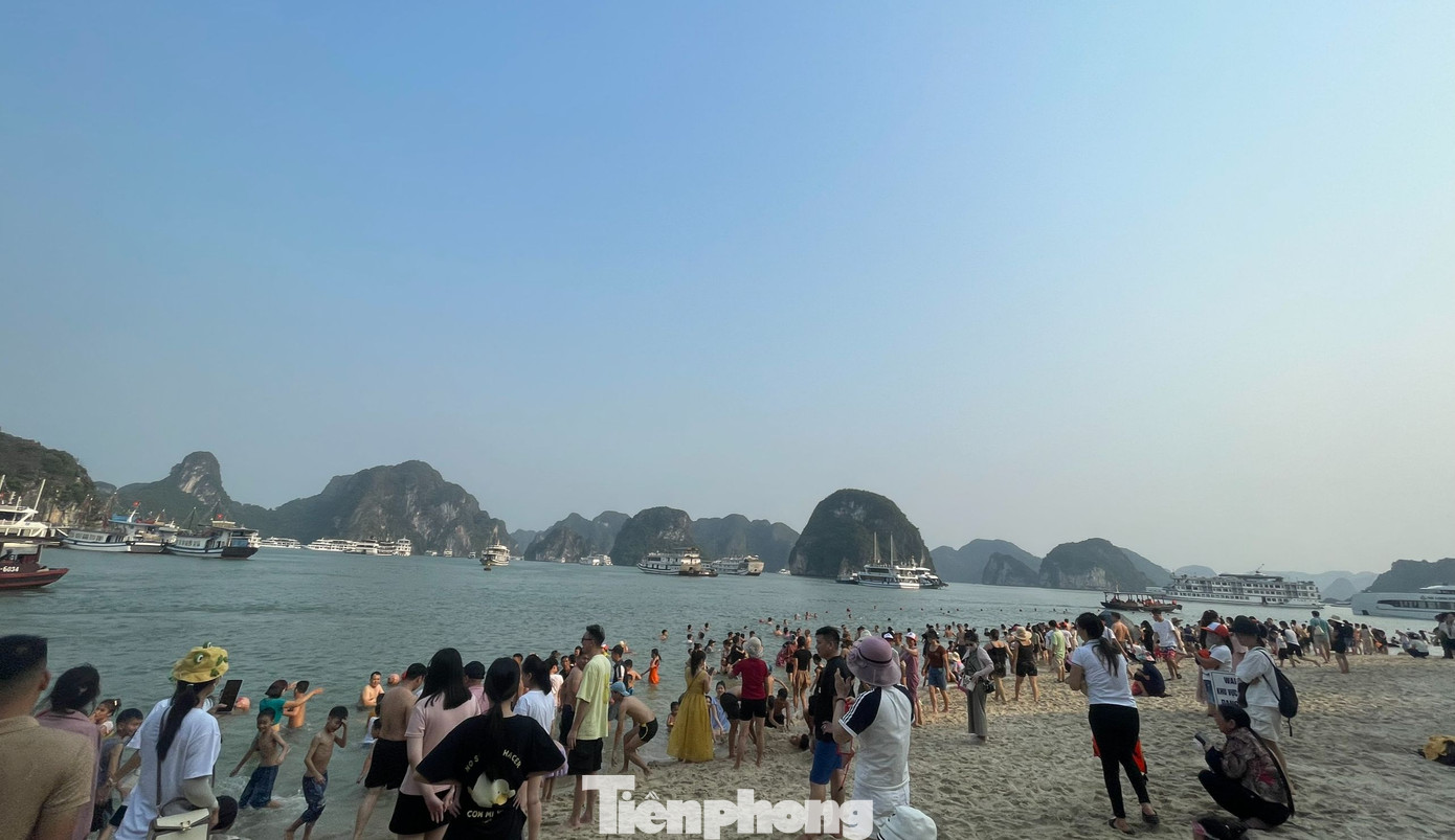 Một nhóm chuyên gia của UNESCO sẽ được cử đến Việt Nam, để đánh giá những rủi ro có thể xảy ra đối với việc bảo tồn vịnh Hạ Long. Ảnh: Lộc Liên. Một nhóm chuyên gia của UNESCO sẽ được cử đến Việt Nam, để đánh giá những rủi ro có thể xảy ra đối với việc bảo tồn vịnh Hạ Long. Ảnh: Lộc Liên.