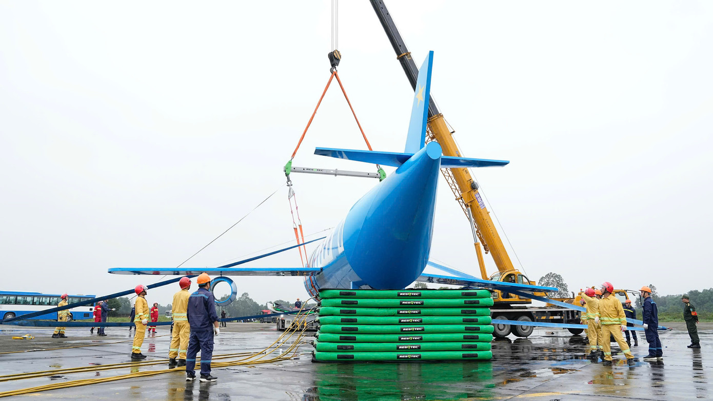 Hàng trăm người cùng trang thiết bị thuộc sân bay Nội Bài và sân bay Vinh cùng tham gia diễn tập xử lý sự cố. Ảnh: ACV. Hàng trăm người cùng trang thiết bị thuộc sân bay Nội Bài và sân bay Vinh cùng tham gia diễn tập xử lý sự cố. Ảnh: ACV.