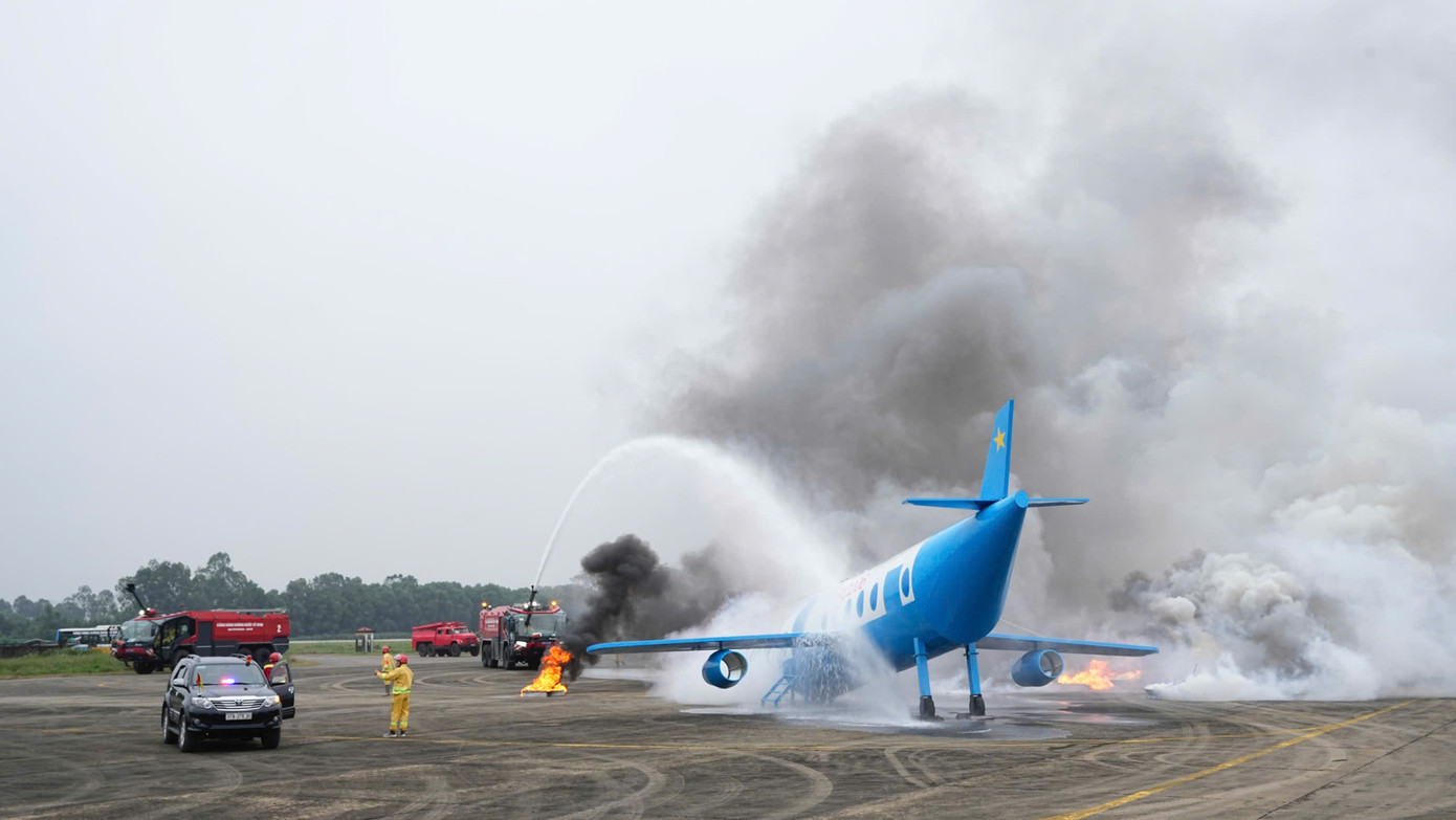 Tình huống máy bay gặp sự cố gây cháy và mất khả năng di chuyển. Ảnh: ACV. Tình huống máy bay gặp sự cố gây cháy và mất khả năng di chuyển. Ảnh: ACV.