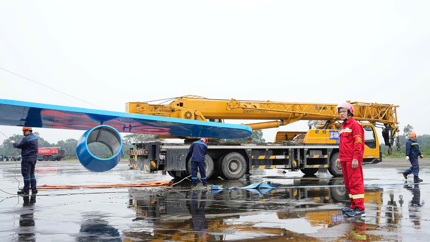 Hàng trăm người cùng trang thiết bị thuộc sân bay Nội Bài và sân bay Vinh cùng tham gia diễn tập xử lý sự cố. Ảnh: ACV. Hàng trăm người cùng trang thiết bị thuộc sân bay Nội Bài và sân bay Vinh cùng tham gia diễn tập xử lý sự cố. Ảnh: ACV.