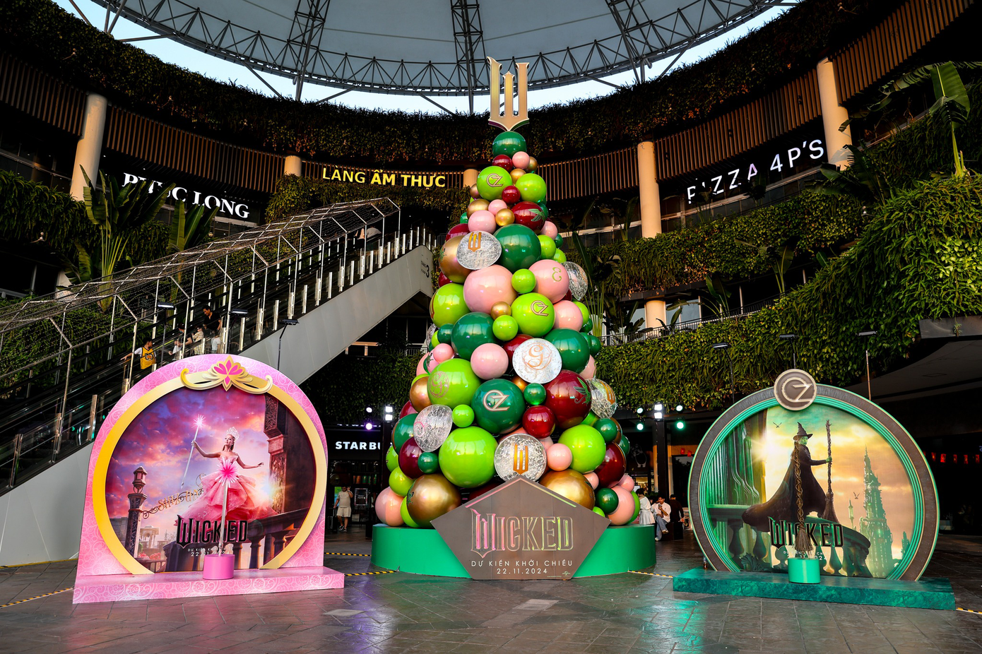 Ngoài những địa điểm vừa nêu thì các trung tâm thương mại như Royal City, Aeon Mall Long Biên, Times City, Vincom Mega Mall ở Royal City… cũng là nơi chụp ảnh Noel siêu đẹp cho du khách.