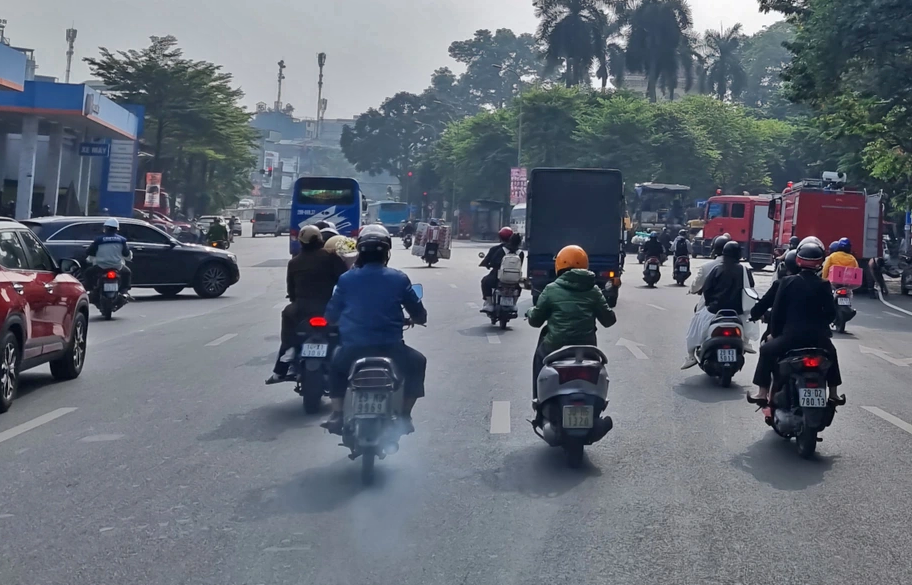 Khí thải từ xe máy là một trong những nguyên nhân chính gây ô nhiễm không khí tại đa số đô thị lớn. Ảnh: Ngọc Tân.