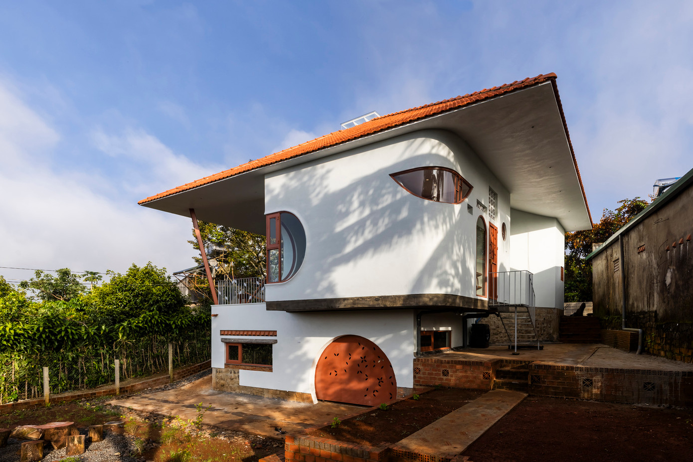Ngôi nhà thu hút người nhìn bởi mái ngói đỏ, mang đậm nét truyền thống Việt Nam và hoàn toàn phù hợp với khí hậu nhiệt đới.