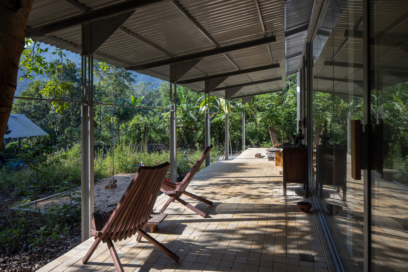 Ngôi nhà cũ được bảo tồn, với không gian sống mở rộng về phía đông bắc, gần một cái ao. Các lối đi bên trong được thiết kế để tránh những cây hiện có, sử dụng gạch liên kết chứa đầy cát để đảm bảo thoát nước tự nhiên. Ngôi nhà cũ được bảo tồn, với không gian sống mở rộng về phía đông bắc, gần một cái ao. Các lối đi bên trong được thiết kế để tránh những cây hiện có, sử dụng gạch liên kết chứa đầy cát để đảm bảo thoát nước tự nhiên.