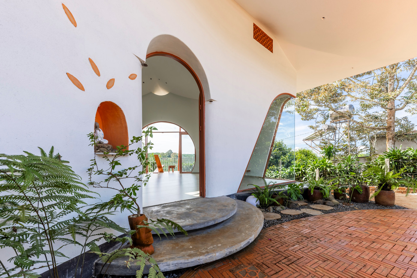 Các vật liệu như đá tự nhiên, gạch đất nung và bê tông được sử dụng khéo léo để cung cấp khả năng cách âm và cách nhiệt tuyệt vời, trong khi vẫn duy trì môi trường sống gần gũi và thân thiện với môi trường.