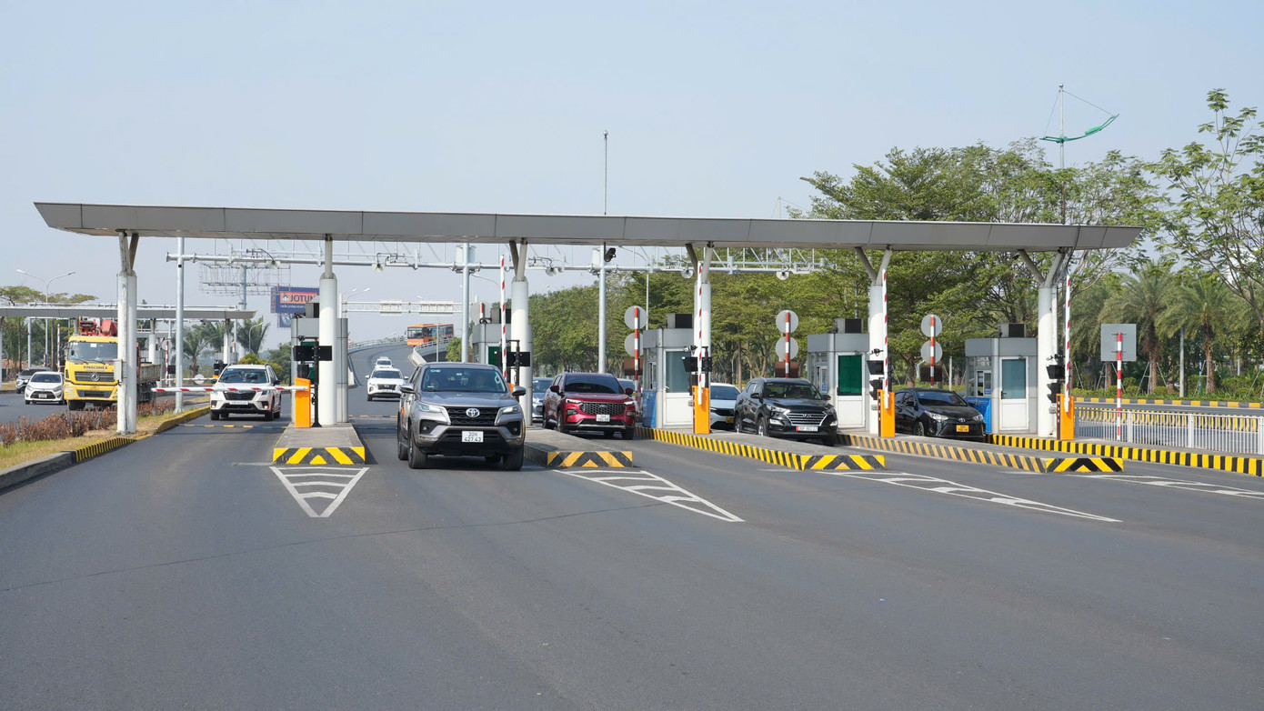 Từ ngày 20/12, các xe ra vào nhà ga T1 và T2 của sân bay Nội Bài sẽ thu phí tự động không dừng để chống ùn tắc dịp Tết. Ảnh: ACV.