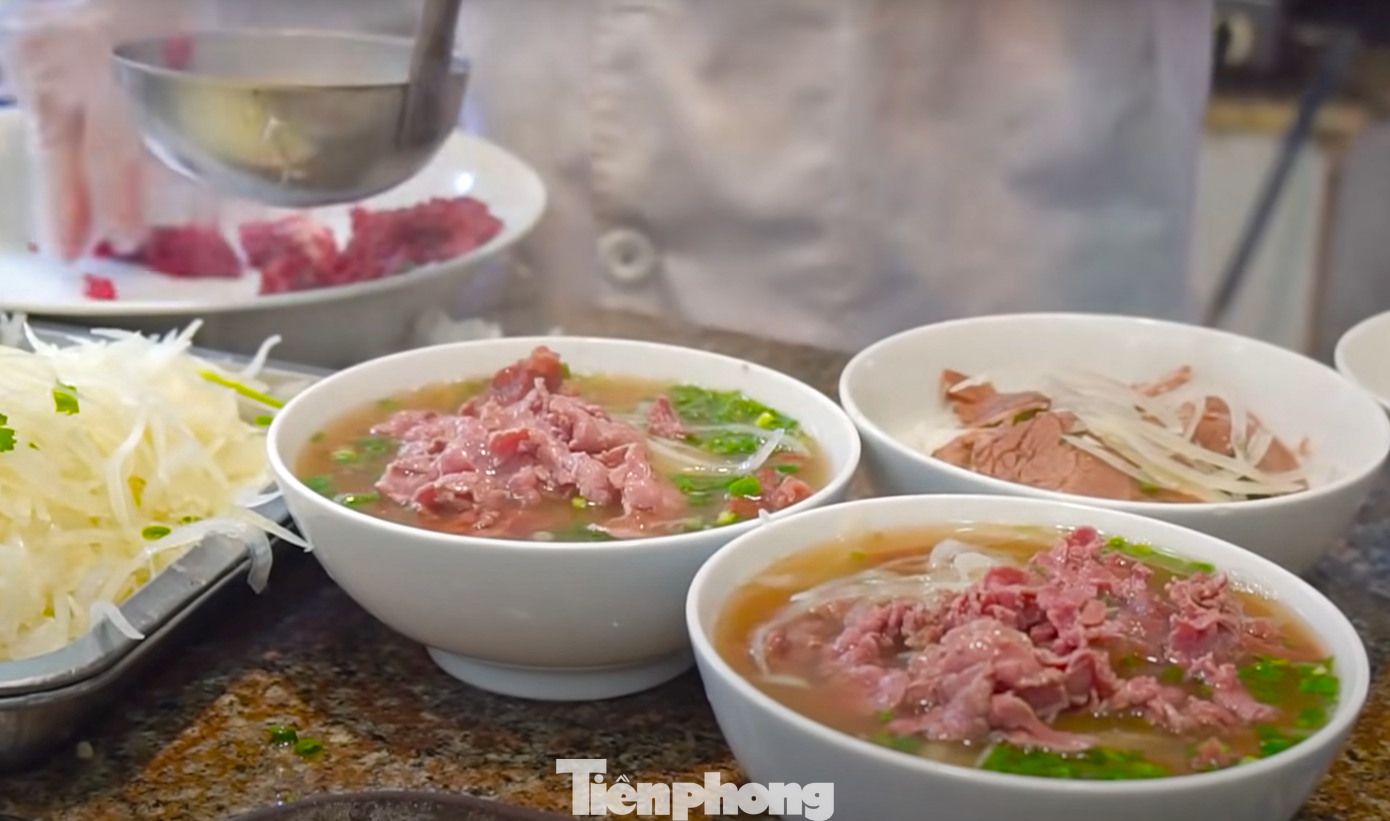 Phở là món ăn nổi tiếng và được nhiều khách trên thế giới yêu thích khi đến Hà Nội nói riêng và Việt Nam nói chung. Phở là món ăn nổi tiếng và được nhiều khách trên thế giới yêu thích khi đến Hà Nội nói riêng và Việt Nam nói chung.