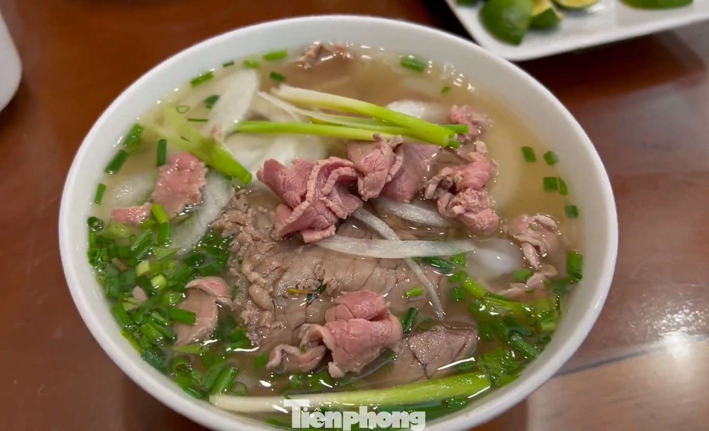 Dù mới đến Việt Nam vài ngày, nhưng du khách đã 3 lần đứng xếp hàng để chờ được thưởng thức món phở bò Hà Nội. Dù mới đến Việt Nam vài ngày, nhưng du khách đã 3 lần đứng xếp hàng để chờ được thưởng thức món phở bò Hà Nội.