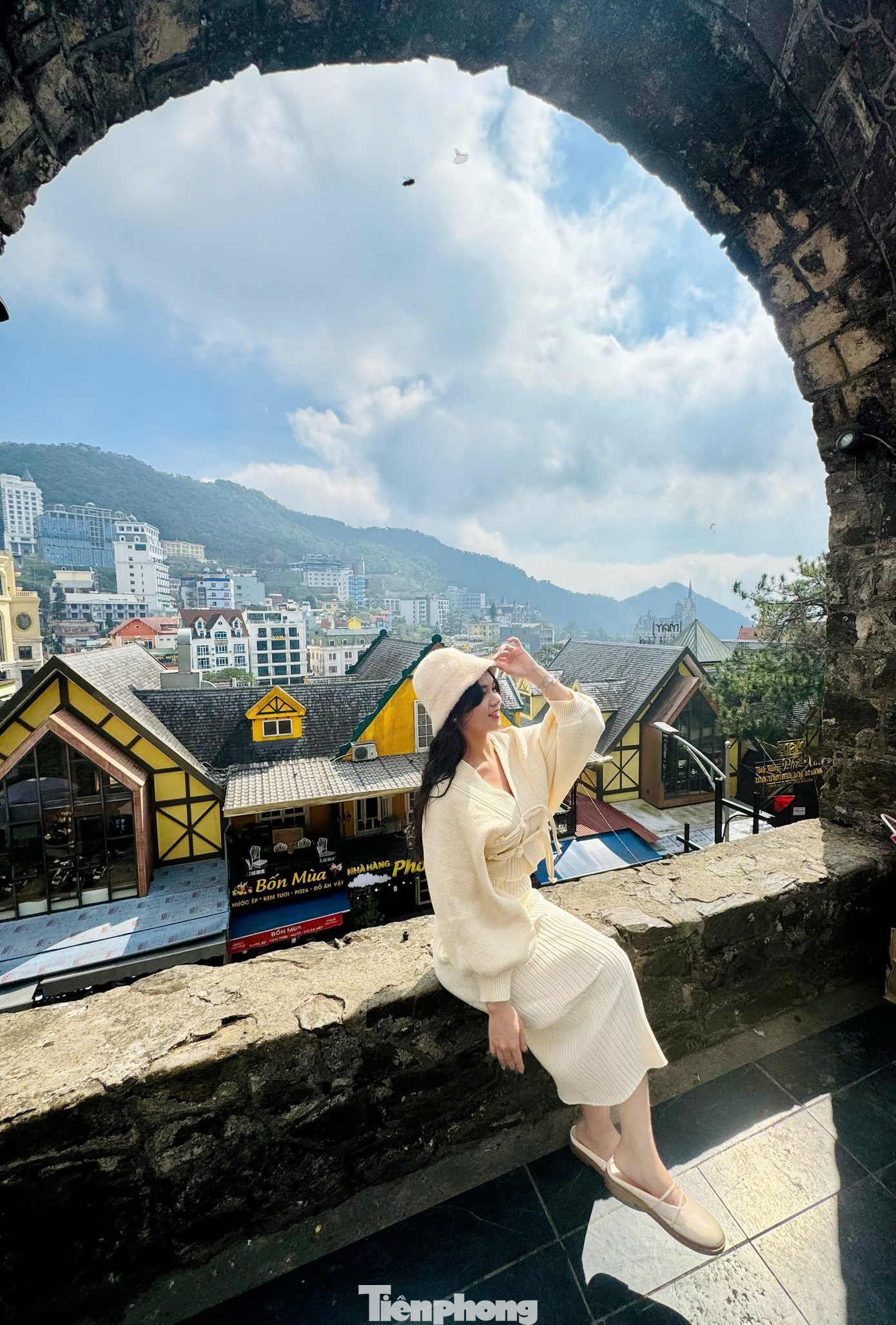 Chia sẻ với PV Tiền Phong, Thanh Phương (24 tuổi, Thái Bình) cho biết, do công việc văn phòng không được nghỉ nhiều, cộng thêm việc kinh phí eo hẹp nên cô và nhóm bạn thường “bỏ phố về Tam Đảo” để nghỉ ngơi và tận hưởng bầu không khí thoáng đãng ở đây. Theo nữ du khách trẻ, từ Hà Nội có thể đi đến Tam Đảo bằng ôtô hoặc xe máy cá nhân. Giá vé xe khách, xe limousine hay taxi tuyến Hà Nội - Tam Đảo có giá trung bình từ 200.000 - 350.000 đồng/người.