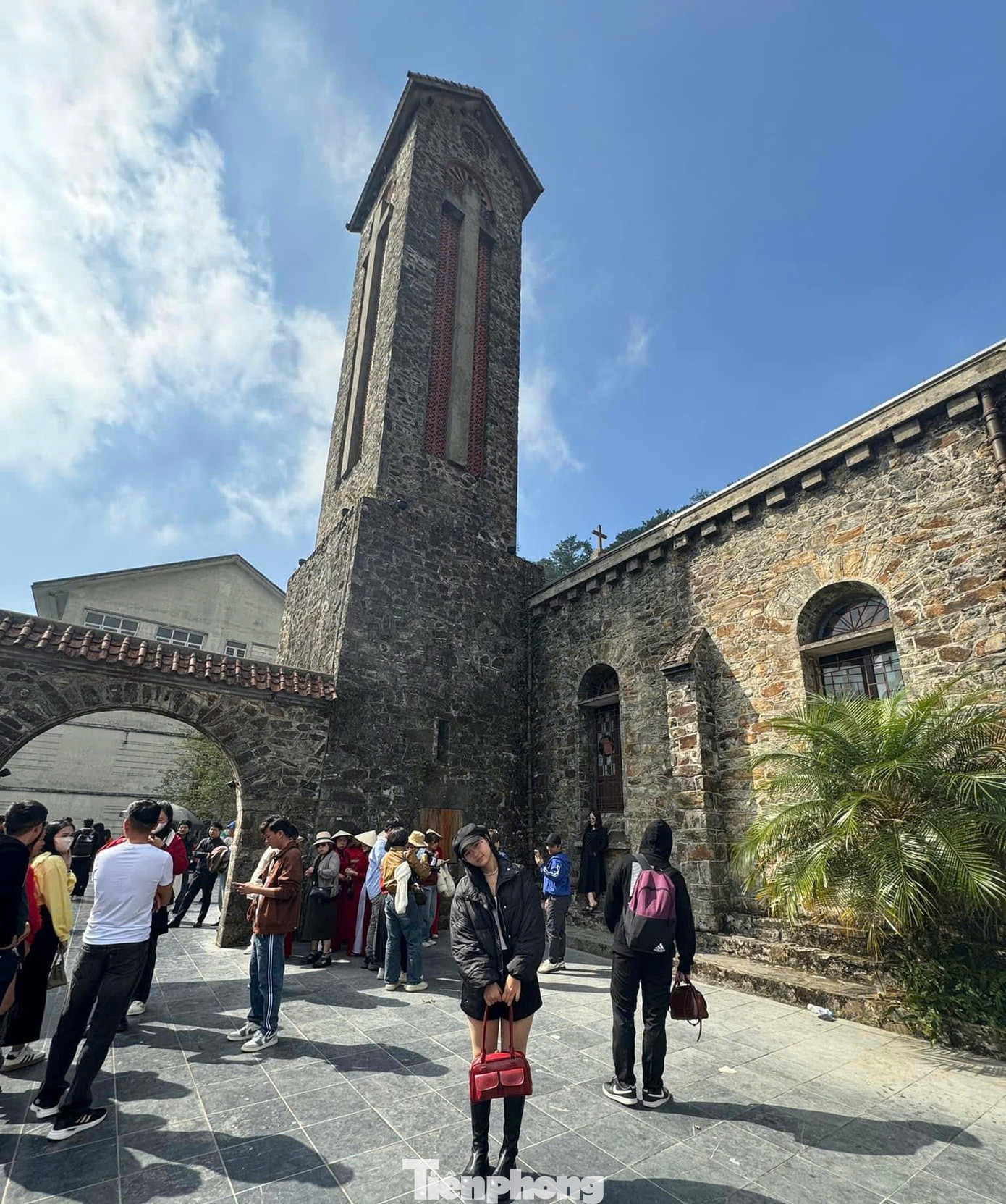 Chia sẻ với PV Tiền Phong, Thanh Phương (24 tuổi, Thái Bình) cho biết, do công việc văn phòng không được nghỉ nhiều, cộng thêm việc kinh phí eo hẹp nên cô và nhóm bạn thường “bỏ phố về Tam Đảo” để nghỉ ngơi và tận hưởng bầu không khí thoáng đãng ở đây. Theo nữ du khách trẻ, từ Hà Nội có thể đi đến Tam Đảo bằng ôtô hoặc xe máy cá nhân. Giá vé xe khách, xe limousine hay taxi tuyến Hà Nội - Tam Đảo có giá trung bình từ 200.000 - 350.000 đồng/người.