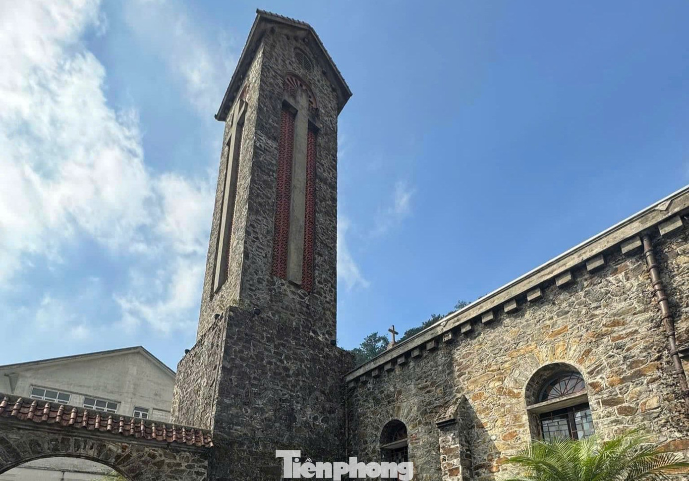 Đến Tam Đảo, du khách có thể đến check - in tại nhà thờ Đá cổ, nơi được coi là biểu tượng du lịch của thị trấn này. Theo tìm hiểu, nhà thờ có hai tầng với nền cao khoảng 10 m, được xây dựng bằng đá trên một triền đất cao theo kiến trúc Gothic. Tại nhà thờ Đá cổ, ngoài việc tự chụp ảnh thì du khách có thể thuê các nhiếp ảnh nghiệp dư để lưu giữ những khoảnh khắc ấn tượng. Ông Lê Huy Ngà - người dân kiêm thợ ảnh tại Tam Đảo - cho biết, mỗi file ảnh tại nhà thờ Đá cổ có giá từ 10.000 - 50.000 đồng/khách.