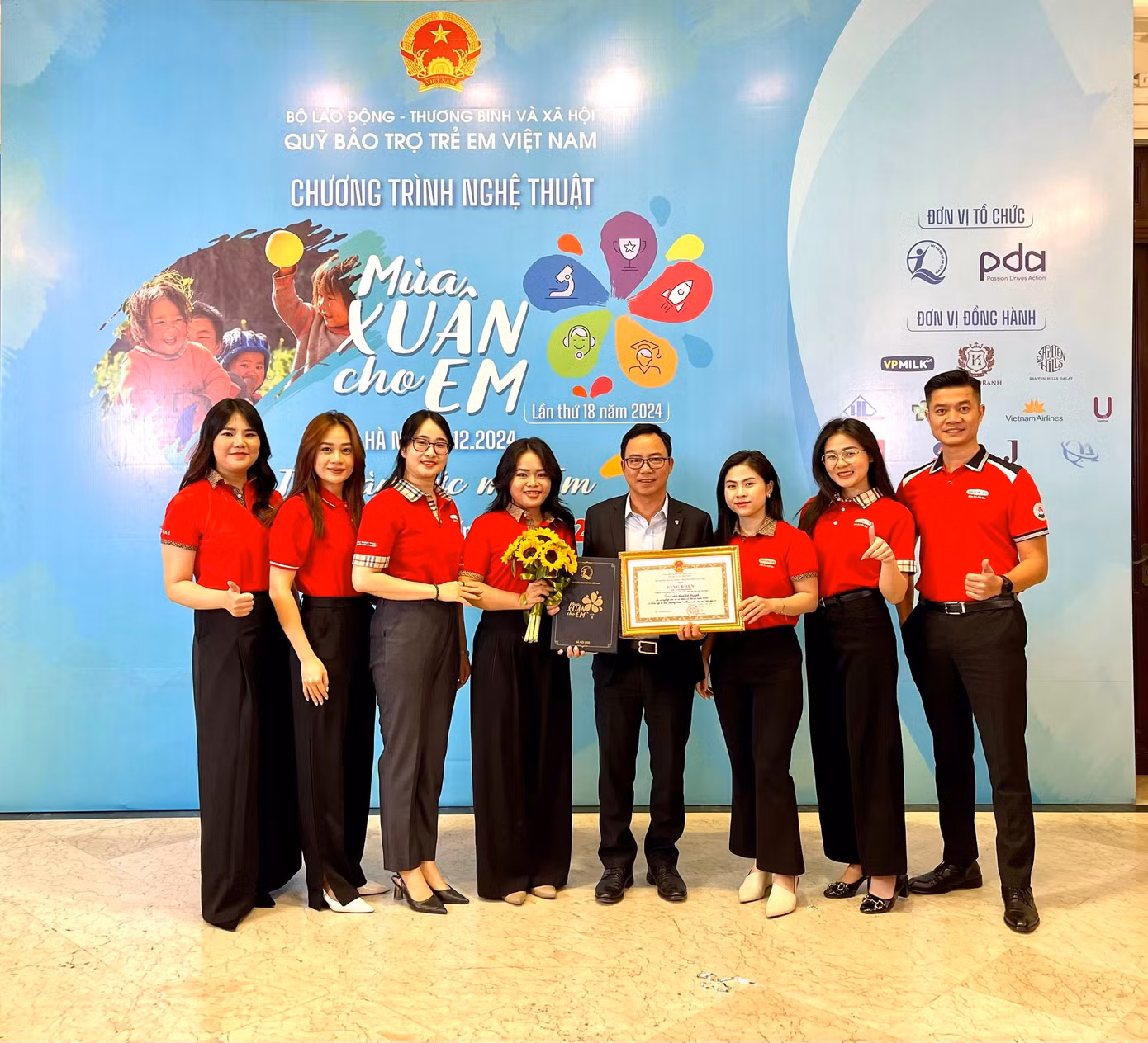 Các thành viên Dai-ichi Life Việt Nam tại chương trình “Mùa Xuân Cho Em” lần thứ 18 do Quỹ Bảo trợ trẻ em Việt Nam tổ chức.