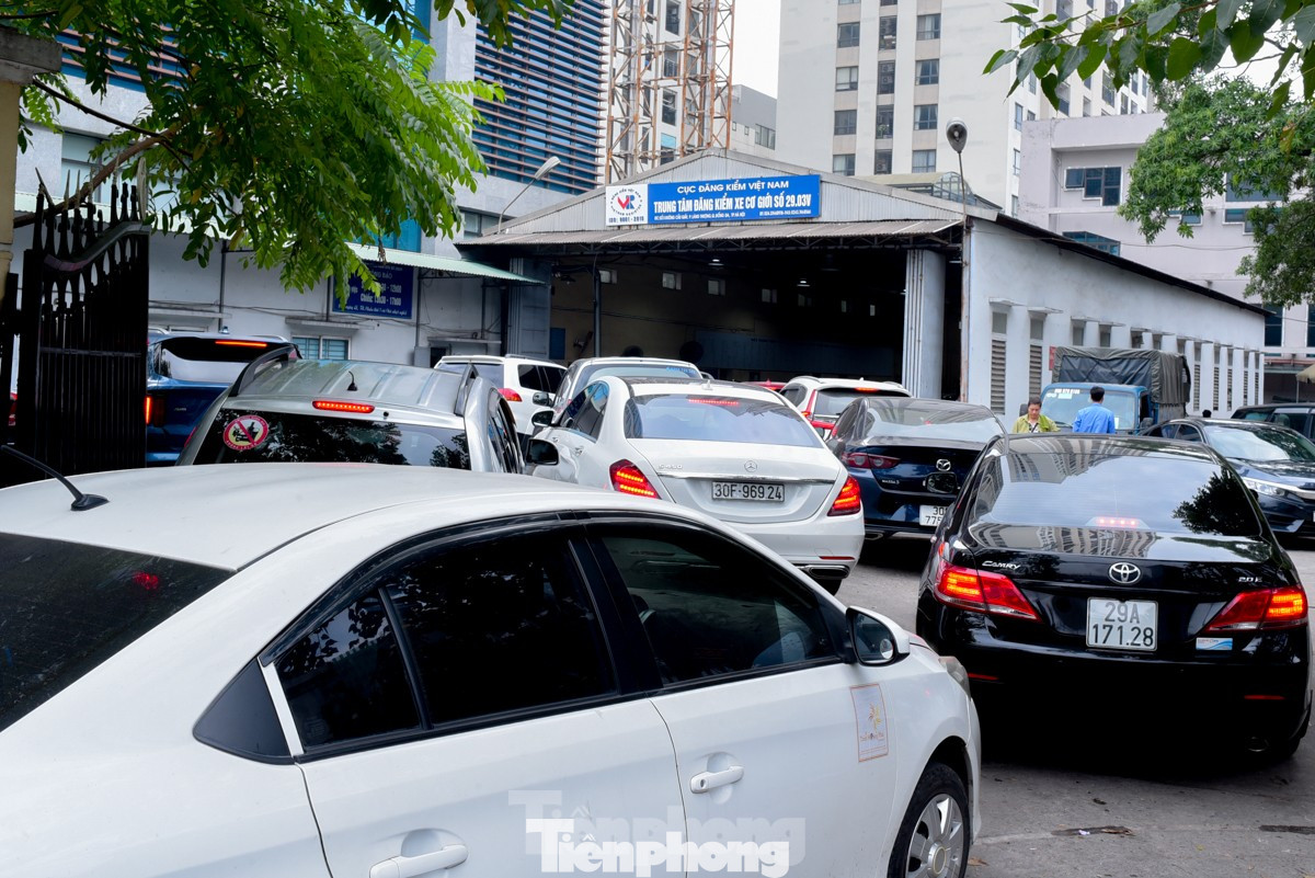 Ghi nhận của phóng viên trong sáng và chiều 31/12 tại Trung tâm Đăng kiểm (TTĐK) 29 -03V (Láng Thượng, Đống Đa, Hà Nội), lượng ô tô đến kiểm định lèo tèo và thưa thớt, trái ngược với hình ảnh cuối năm 2023 (ảnh trái).