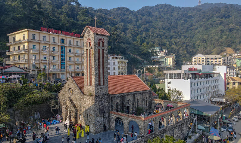 Đến Tam Đảo, du khách có thể đến check - in tại nhà thờ Đá cổ, nơi được coi là biểu tượng du lịch của thị trấn này. Theo tìm hiểu, nhà thờ có hai tầng với nền cao khoảng 10 m, được xây dựng bằng đá trên một triền đất cao theo kiến trúc Gothic. Tại nhà thờ Đá cổ, ngoài việc tự chụp ảnh thì du khách có thể thuê các nhiếp ảnh nghiệp dư để lưu giữ những khoảnh khắc ấn tượng. Ông Lê Huy Ngà - người dân kiêm thợ ảnh tại Tam Đảo - cho biết, mỗi file ảnh tại nhà thờ Đá cổ có giá từ 10.000 - 50.000 đồng/khách.