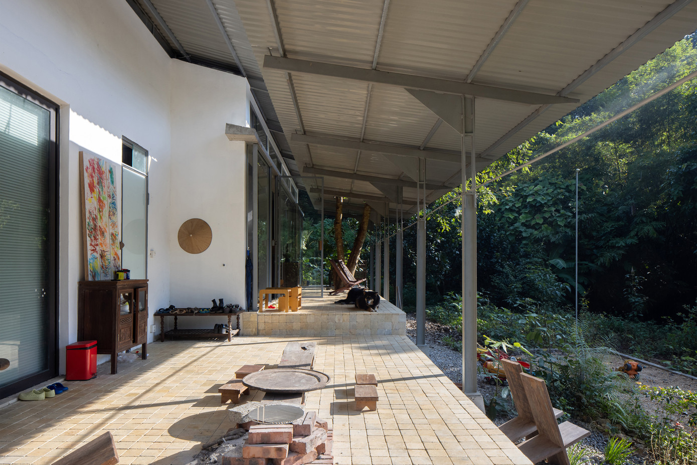 Hiên nhà rộng rãi mang đến một nơi thư giãn để ngắm cảnh và hòa mình vào thiên nhiên. Nó cũng đóng vai trò là khu vực sinh hoạt mở rộng, đưa thiên nhiên đến gần hơn với cuộc sống hàng ngày. Hiên nhà rộng rãi mang đến một nơi thư giãn để ngắm cảnh và hòa mình vào thiên nhiên. Nó cũng đóng vai trò là khu vực sinh hoạt mở rộng, đưa thiên nhiên đến gần hơn với cuộc sống hàng ngày.