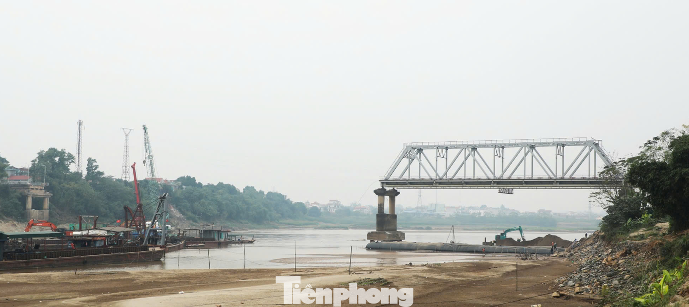 Bộ trưởng Trần Hồng Minh yêu cầu các đơn vị thi công cầu Phong Châu mới phải phải hoàn thành đúng ngày 22/12/2025. Ảnh: Lộc Liên.