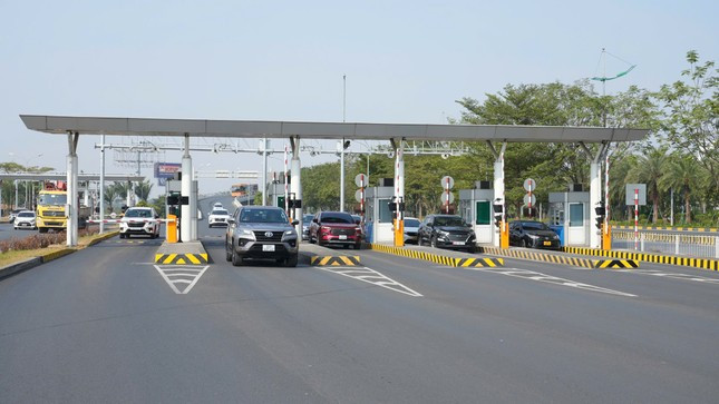 Từ ngày 20/12, các xe ra vào nhà ga T1 và T2 của sân bay Nội Bài sẽ thu phí tự động không dừng để chống ùn tắc dịp Tết. Ảnh: ACV.