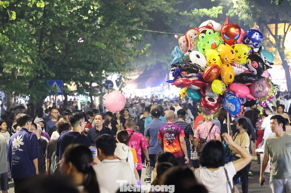 Ngoài phố Hàng Bài, du khách cũng có thể đến một số tuyến phố lớn quanh khu vực Hồ Gươm như Tràng Tiền, Đinh Tiên Hoàng… trong dịp Noel để cảm nhận không khí nhộn nhịp và chụp ảnh “sống ảo”.