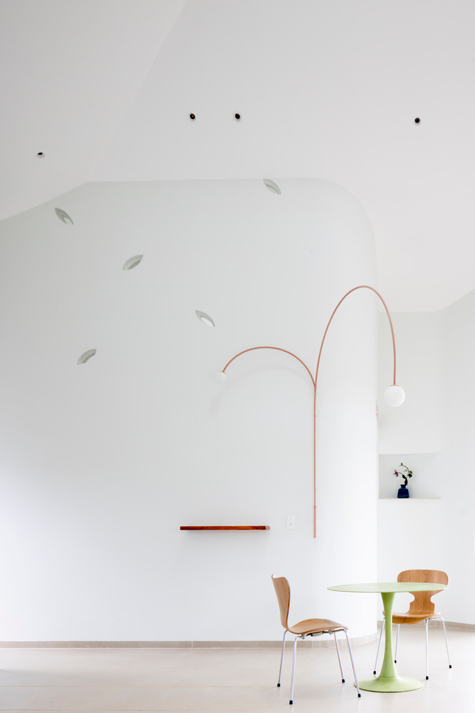 Trần nhà cong này không chỉ tạo ra hiệu ứng thị giác mềm mại mà còn mang lại cảm giác rộng mở.