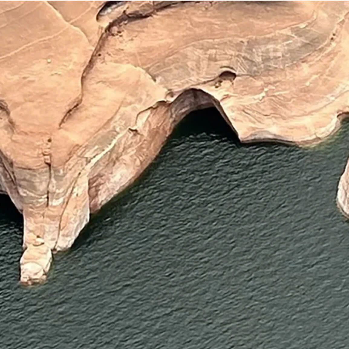 Vòm đôi “Double Arch”, nơi được mệnh danh là một trong những địa điểm ngoạn mục nhất thế giới, thuộc khuôn viên vườn quốc gia Grand Canyon (được UNESCO công nhận là kỳ quan thiên nhiên thế giới năm 1979, ở bang Arizona, Mỹ) đã bị “xóa sổ” trong năm nay. Theo CNN, khối đá hình thành từ sa thạch Navajo có niên đại khoảng 190 triệu năm này đã sụp đổ do xói mòn và mực nước thay đổi. Ảnh: National Park Service. Vòm đôi “Double Arch”, nơi được mệnh danh là một trong những địa điểm ngoạn mục nhất thế giới, thuộc khuôn viên vườn quốc gia Grand Canyon (được UNESCO công nhận là kỳ quan thiên nhiên thế giới năm 1979, ở bang Arizona, Mỹ) đã bị “xóa sổ” trong năm nay. Theo CNN, khối đá hình thành từ sa thạch Navajo có niên đại khoảng 190 triệu năm này đã sụp đổ do xói mòn và mực nước thay đổi. Ảnh: National Park Service.