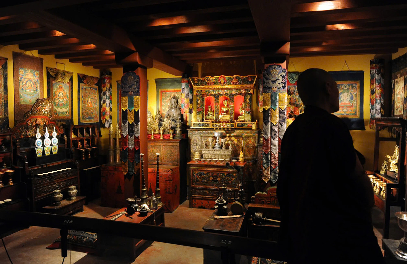 2024 là một năm khó khăn đối với các bảo tàng nghệ thuật tại thành phố New York (Mỹ), do đó bảo tàng Rubin - nơi nổi tiếng sở hữu một trong những bộ sưu tập nghệ thuật Himalaya lớn nhất thế giới, đã thông báo đóng cửa vào tháng 10 năm nay. Tuy nhiên, một số tác phẩm của bảo tàng, bao gồm cả phòng thờ Phật giáo Tây Tạng nổi tiếng có thể sẽ được chuyển đến các bảo tàng khác. Ảnh: Getty. 2024 là một năm khó khăn đối với các bảo tàng nghệ thuật tại thành phố New York (Mỹ), do đó bảo tàng Rubin - nơi nổi tiếng sở hữu một trong những bộ sưu tập nghệ thuật Himalaya lớn nhất thế giới, đã thông báo đóng cửa vào tháng 10 năm nay. Tuy nhiên, một số tác phẩm của bảo tàng, bao gồm cả phòng thờ Phật giáo Tây Tạng nổi tiếng có thể sẽ được chuyển đến các bảo tàng khác. Ảnh: Getty.