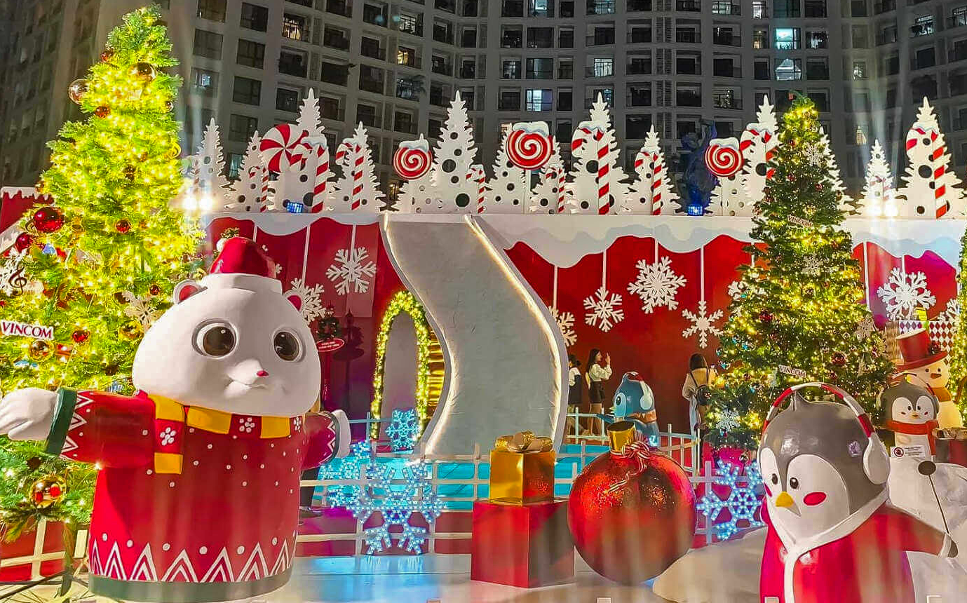 Ngoài những địa điểm vừa nêu thì các trung tâm thương mại như Royal City, Aeon Mall Long Biên, Times City, Vincom Mega Mall ở Royal City… cũng là nơi chụp ảnh Noel siêu đẹp cho du khách.