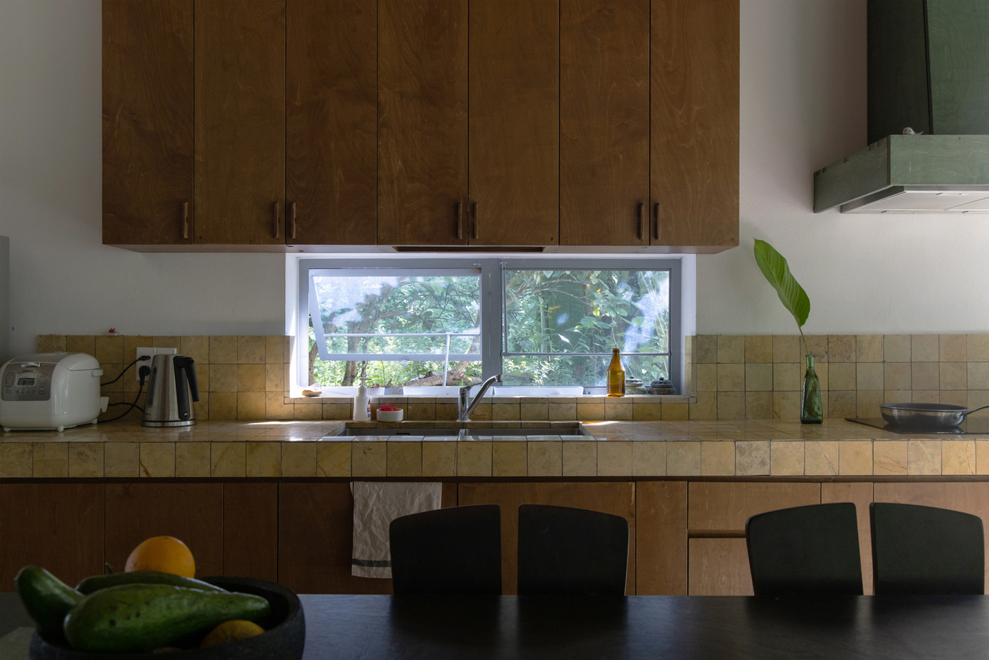 Bếp được kết nối với các khu vực tiện ích và một bếp củi truyền thống ở phía sau. Bếp được kết nối với các khu vực tiện ích và một bếp củi truyền thống ở phía sau.