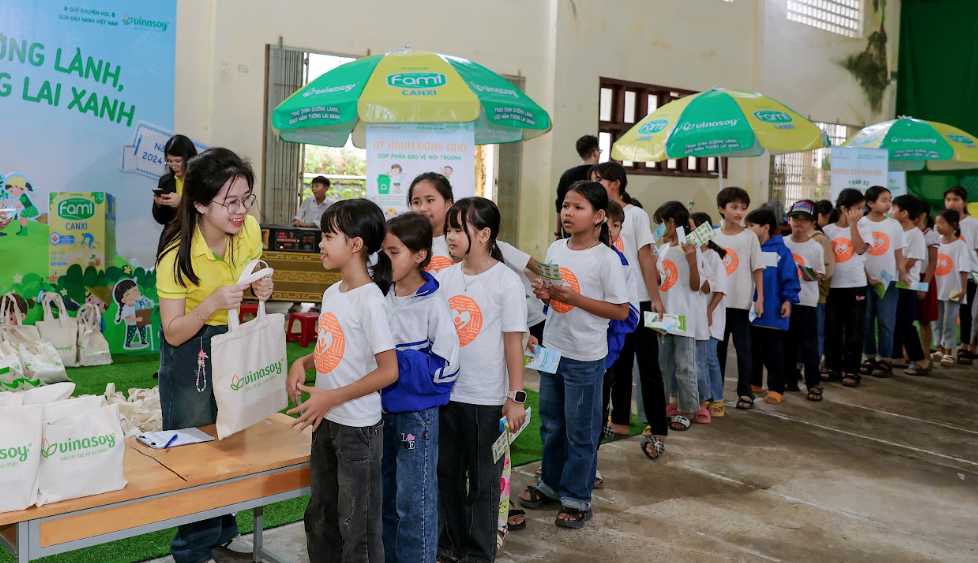 Sân trường tràn ngập tiếng cười và niềm háo hức của các em nhỏ. Ảnh: Vinasoy