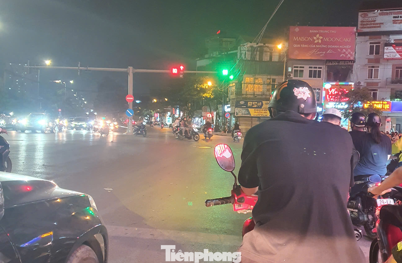 Lái xe có thể bị tước bằng 2 - 4 tháng và bị xử phạt hành chính nếu bấm còi sai quy định trong khu đông dân cư từ 22h hôm trước đến 05h ngày hôm sau. Ảnh: Lộc Liên. Lái xe có thể bị tước bằng 2 - 4 tháng và bị xử phạt hành chính nếu bấm còi sai quy định trong khu đông dân cư từ 22h hôm trước đến 05h ngày hôm sau. Ảnh: Lộc Liên.